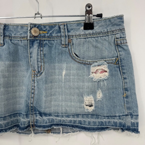 Amethyst Jeans Distressed Denim Mini Skirt Light Wash Blue Frayed Hem Size‎ 7 - Picture 3 of 5